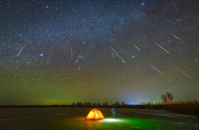 Una lluvia de meteoros desde el desierto de Kuqi en China, 2020. Crédito: iStock.