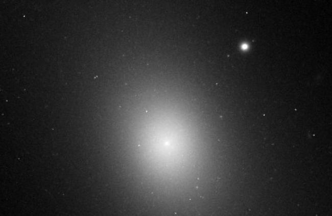 IC 1101 es la galaxia más inmensa que se conoce si no considereamos los gigantescos chorros de la galaxia Alcioneo.