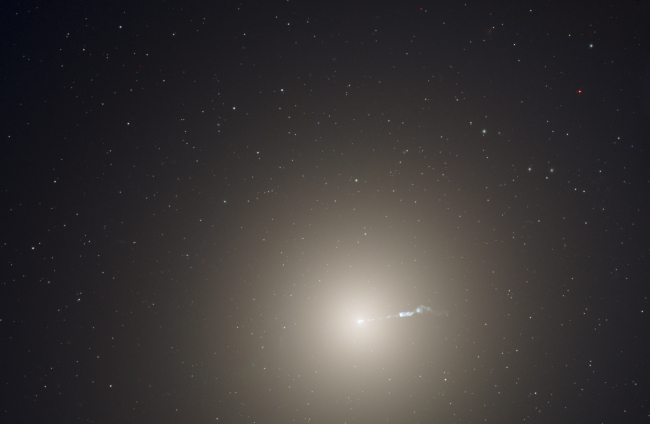 Esta galaxia es la más grande del cúmulo de Virgo y la primera cuyo hoyo negro central fue fotografiado.