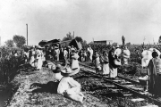 Diciembre 1923: 
Un tren descarrilado durante la Revolución Mexicana. Foto: Paul Jones/Topical Press Agency/Getty Images