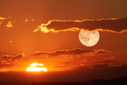 Un atardecer en el que la Luna y el Sol se pueden observar a la vez en el cielo.
