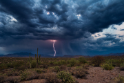 Una rayo baja de la nube para caer en el suelo del desierto de Arizona