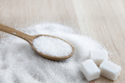 ¿Has notado cómo se siente tu cuerpo después de un atracón de azúcar? La relación entre el azúcar y la inflamación en el cuerpo es más significativa de lo que podrías pensar.