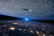 Montaje digital de un huracán contrapuesto a la atmósfera terrestre.