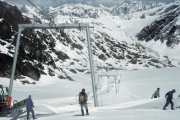 Empleados de la estación de esquí del glaciar de Pitztal, en Austria, cubren la nieve con una manta termoplástica.