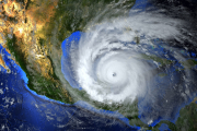 Montaje digital que representa un huracán entrando por el Golfo de México a territorio mexicano.