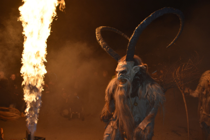 Krampus azota a los niños mal portados en Alemania.