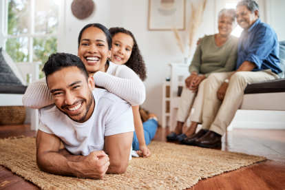 La felicidad, una experiencia universalmente anhelada, tiene raíces tanto en nuestras vivencias personales como en la bioquímica de nuestro cerebro.