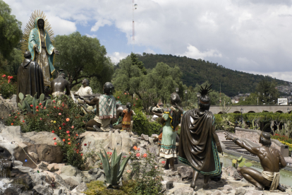 Estatua de la Virgen de Guadalupe en el cerro del Tepeyac.