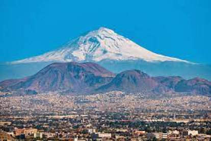 Vista del Popocatépetl completamente nevado, sobre el horizonte de la Ciudad de México.