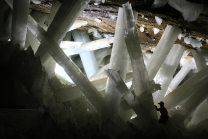 Un investigador nos sirve de escala en esta impresionante cueva.