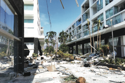 Postes de luz caídos, líneas eléctricas destrozadas y edificios parcialmente destruidos, evidenciando la magnitud del daño causado por el huracán Otis.