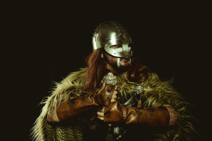 Recreación de un guerrero vikingo, según se vestían para batalla en la Edad Media.