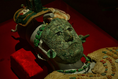 Ajuar funerario de la “Reina Roja” de Palenque, mostrado en la exposición “La Reina Roja, El Viaje a Xibalbá” del Museo del Templo Mayor en la Ciudad de México, México.