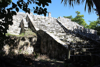 Vista a ¾ de ‘La Pirámide’, uno de los edificios principales en el sitio arqueológico de San Miguelito en Cancún, México.