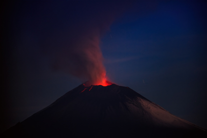 El Popocatépetl, o ‘Don Goyo’, exhala un poderoso fumarola, debajo del cual, se aprecian las entrañas encendidas del volcán.