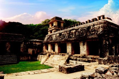 Vista del observatorio y El Palacio en la zona arqueológica de Palenque, noreste del estado de Chiapas.