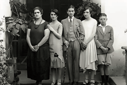 Frida, al centro vestida de hombre, sus hermanas Adriana y Cristina. Con ellos Carmen Romero y Carlos Veraza. (Fotografía de G. Kahlo, 1926).