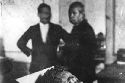 Cuerpo de Emiliano Zapata exhibido tras la traición que culminó en su asesinato en la hacienda de Chinameca, Morelos, 10 de abril de 1919.