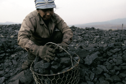 Una mujer de la provincia de Yunnan (China) recoge carbón, utilizado como combustible doméstico.