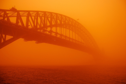 Sydney Harbour Bridge, en Australia, durante una tormenta de polvo del Sahara.