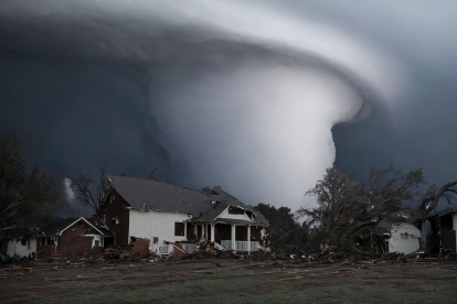 Vista de un tornado, que destruye todo a su paso en el sur de Estados Unidos.