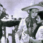 Esther Fernández con Tito Guízar en Allá en el Rancho Grande, escena de película.