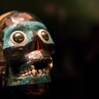 Representación de Tezcatlipoca, el dios de la noche, con su típica banda negra a través del rostro. Esta pieza está lejos de México, en la sala 27 del British Museum del Reino Unido.