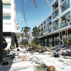 Postes de luz caídos, líneas eléctricas destrozadas y edificios parcialmente destruidos, evidenciando la magnitud del daño causado por el huracán Otis.