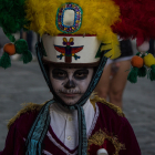 Una niña vestida de calavera durante las festividades de Día de Muertos en Oaxaca, al sureste de México.
