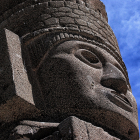 Acercamiento al rostro de piedra de uno de los monumentos monolíticos pertenecientes a la cultura tolteca, conocido como el conjunto de los Atlantes de Tula.