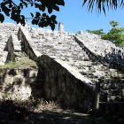 Vista a ¾ de ‘La Pirámide’, uno de los edificios principales en el sitio arqueológico de San Miguelito en Cancún, México.