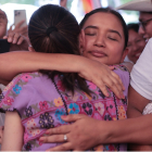 Claudia Sheinbaum abraza a una mujer guerrerense durante su Asamblea Informativa en Acapulco, Guerrero, en junio de 2023.