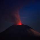 El Popocatépetl, o ‘Don Goyo’, exhala un poderoso fumarola, debajo del cual, se aprecian las entrañas encendidas del volcán.