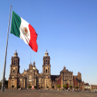 La bandera de México ondea en el viento sobre el Zócalo capitalino, frente a la Catedral Metropolitana de la CDMX.