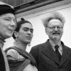 De izquierda a derecha: Natalia Sedova, revolucionaria rusa; Frida Kahlo, pintora mexicana; León Trotsky, intelectual soviético y refugiado político en México.
