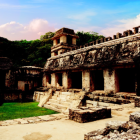 Vista del observatorio y El Palacio en la zona arqueológica de Palenque, noreste del estado de Chiapas.