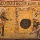 Escena de un juego de pelota en un juego de pelota, pintada sobre una vasija cilíndrica de cerámica.