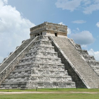 En Chichén Itzá, el edificio catalogado por los arqueólogos como 2D5, se conoce turísticamente como la pirámide de El Castillo.