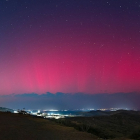 Imágenes de larga exposición de auroras sobre Vetagrande, Zacatecas, con las extrañas auroras boreales rosadas, poco comunes en el firmamento.