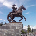“Monumento a la División del Norte” (1956, Chihuahua, Chihua., por Ignacio Asúnsolo), en principio pensado para Pancho Villa, pero rebautizado por presiones de grupos del estado.