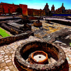 La Zona Arqueológica del Templo Mayor es Patrimonio de la Humanidad. Al fondo, la catedral metropolitana de Ciudad de México.