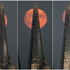 La Luna de Fresa se asoma detrás de un rascacielos londinense, en el Reino Unido.