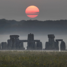 El Sol se asoma sobre el horizonte británico, para iluminar con la luz del solsticio de verano el yacimiento arqueológico de Stonehenge.
