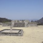 Plaza de la estela de los glifos. Fue el espacio cívico-religioso más importante, en su centro se halla el adoratorio de la estela, la cual tiene la fecha año "10 caña", día "9 ojo de reptil".