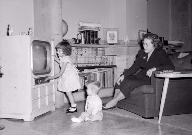 Familia viendo televisión