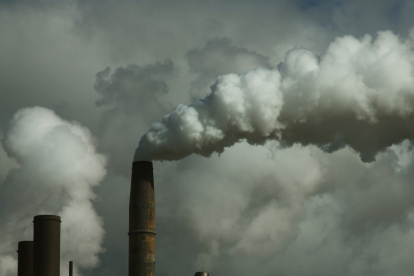 Las fábricas, la electricidad y los transportes son los principales emisores de dióxido de carbono (y humo).