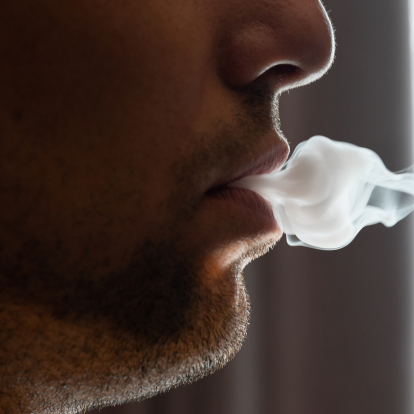Un cigarro tradicional produce humo y un cigarro electrónico produce vapor. En ambos casos se ve de color blanco.
