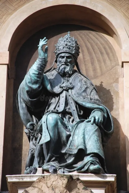 Estatua del Papa Gregorio XIII, quién instauró el calendario gregoriano.