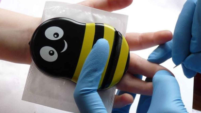 Buzzy es un inhibidor sensorial del dolor. Utilizando frío y vibraciones, Buzzy ha demostrado bloquear efectivamente el dolor producido por inyecciones